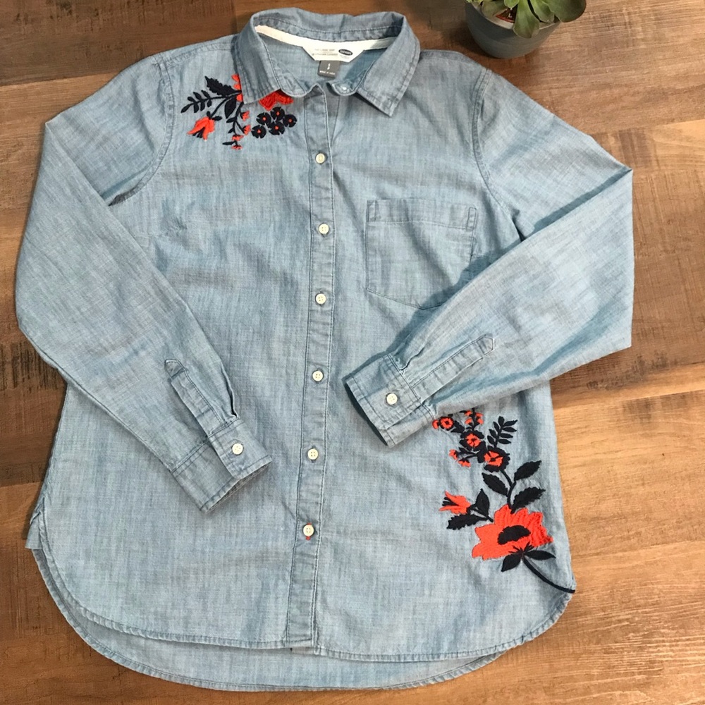 Cute Old Navy denim shirt 🌼